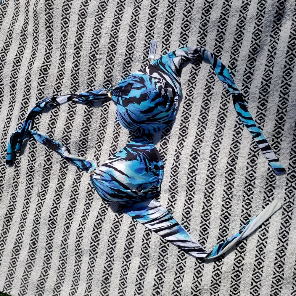 A. Che Bikini Top